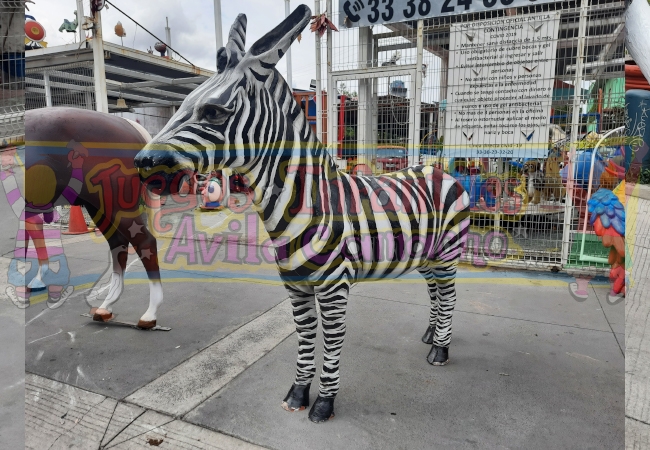 FIGURA DE FIBRA DE VIDRIO. ZEBRA TAMAÑO REAL PINTADA ARTESANALMENTE POR LO QUE EL COLOR LO PUEDE ELEGIR EL CLIENTE.